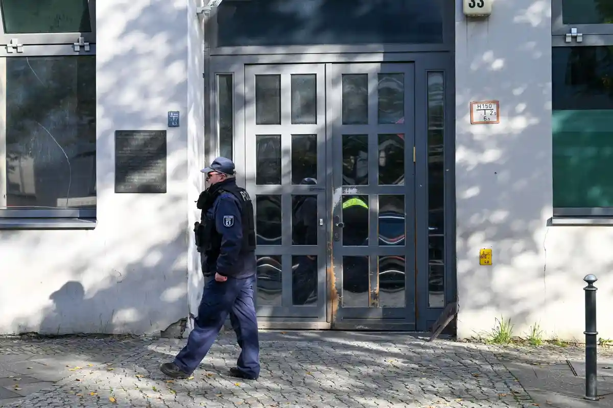 Синагога в Берлине:Полицейский идет вдоль синагоги на Брунненштрассе 33 в Берлине, ставшей объектом нападения.