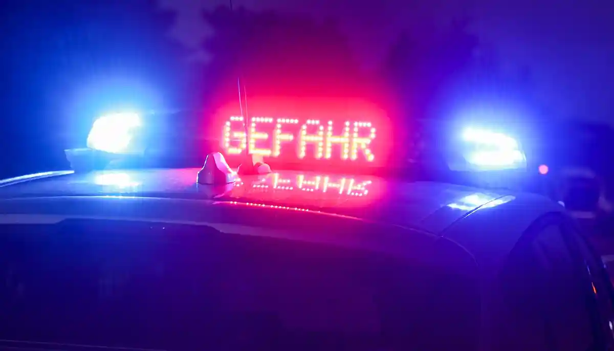Синий свет:На крыше полицейской машины скорой помощи загорается надпись "Опасность".