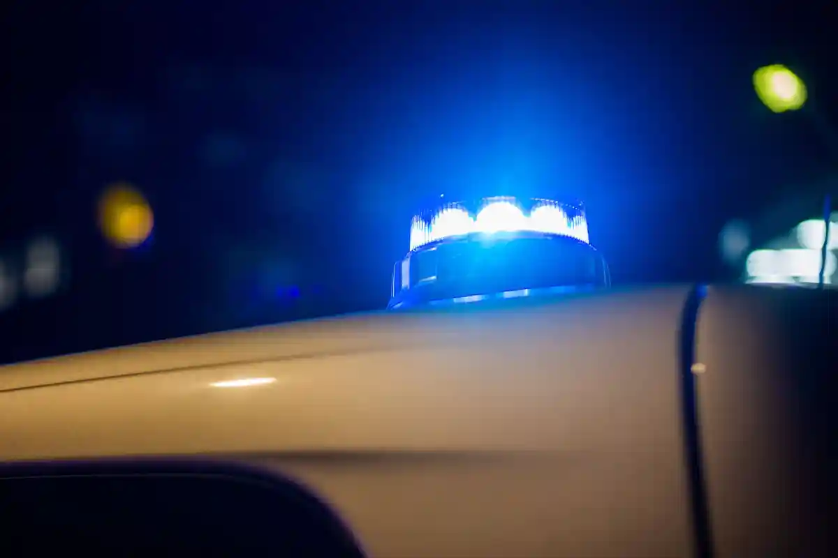 Синий свет:На крышу полицейского автомобиля светит синий фонарь.