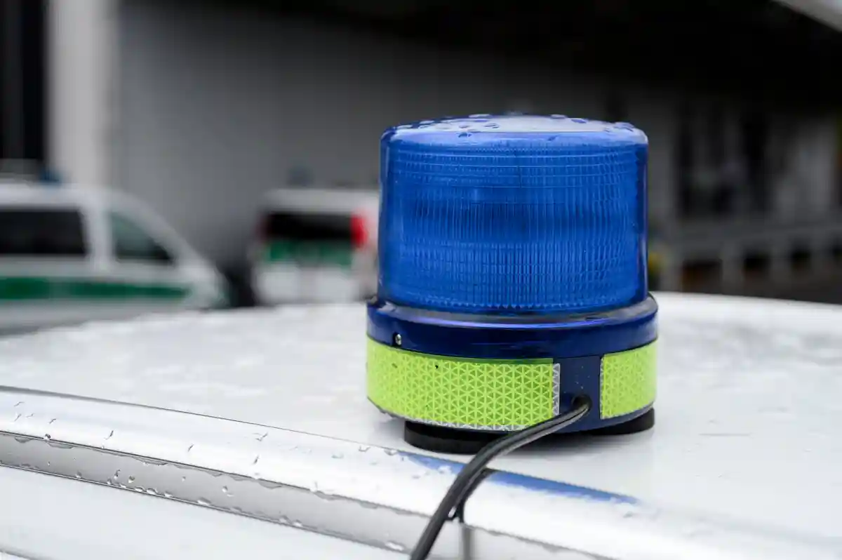 Синий свет:Синий фонарь на полицейском автомобиле экстренной помощи.