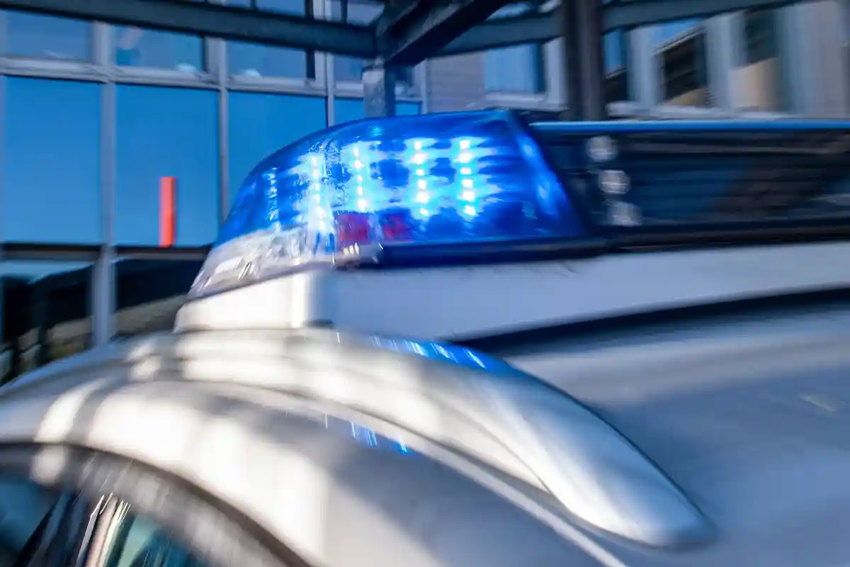 Синий свет:На крыше полицейской машины светит синий фонарь.
