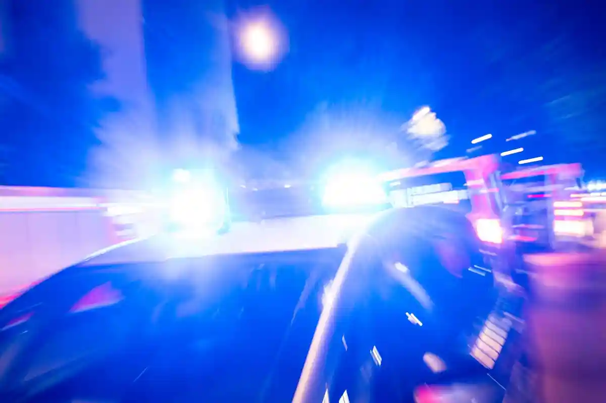 Синий свет:Патрульная машина полиции с синими фарами находится на месте происшествия.