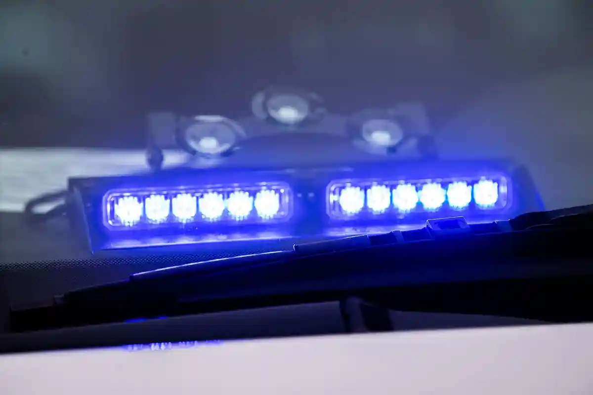 Синий свет:Под лобовым стеклом полицейской машины экстренной помощи светится синий фонарь.