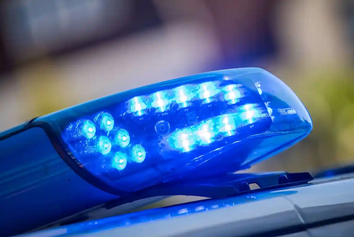 Синий свет:Баварское центральное управление по борьбе с экстремизмом и терроризмом при Генеральной прокуратуре Мюнхена взяло на контроль расследование двух дел о покушении на убийство после нападения с ножом в Регенсбурге.