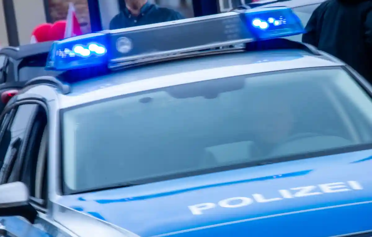 Синий свет:Дежурит полицейская патрульная машина с синими огнями.