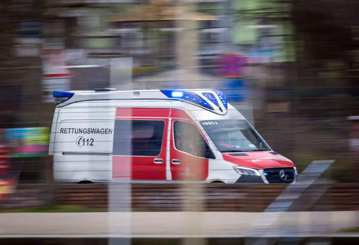 Скорая помощь:Дежурит машина скорой помощи с синими огнями.