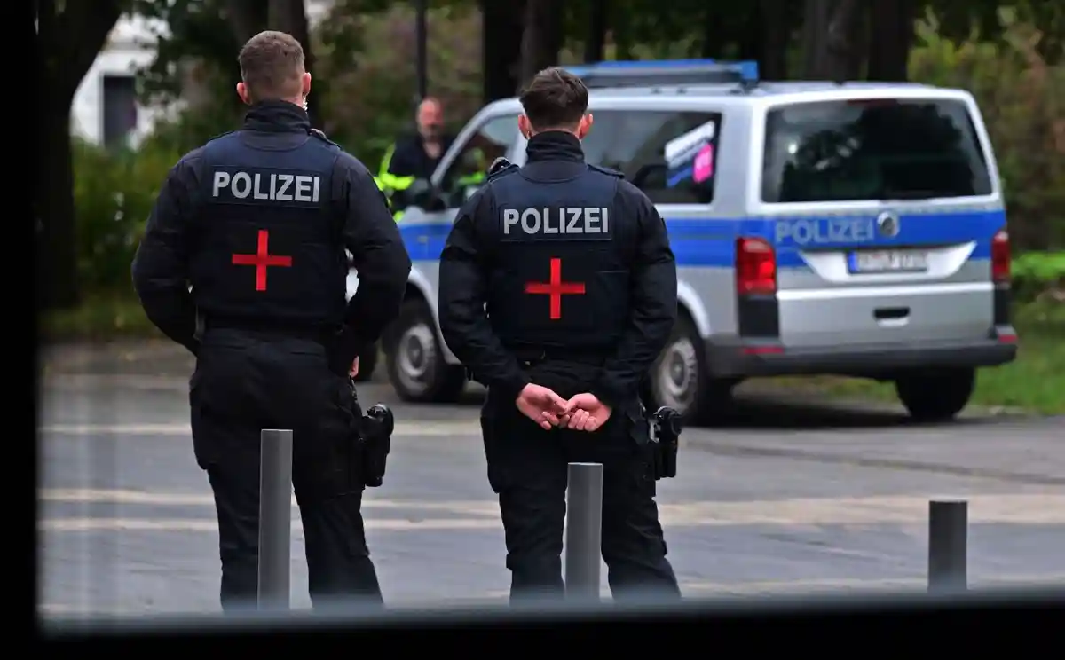 Следственный комитет:Полицейские стоят перед зданием парламента Тюрингии, чтобы защитить ключевого свидетеля.