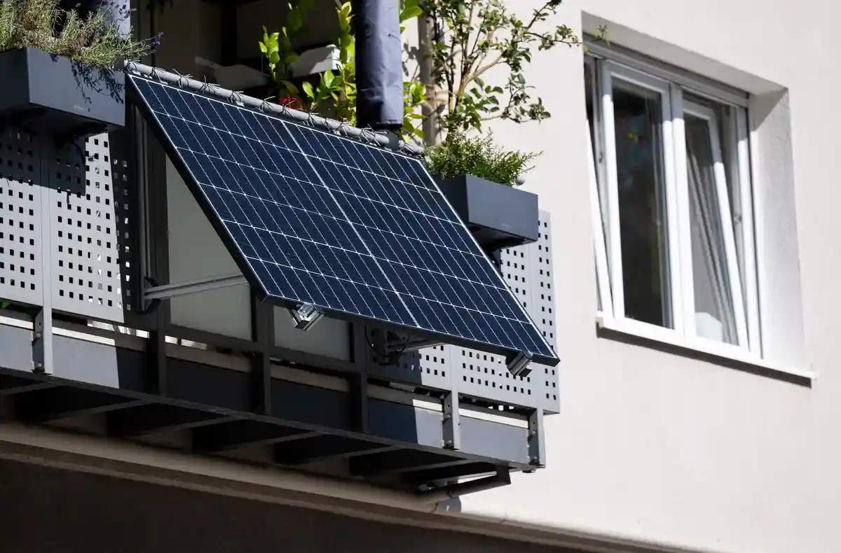 Солнечная система на балконе:Около 9000 жителей Саксонии подали заявки на финансирование установки солнечной системы на своем балконе.