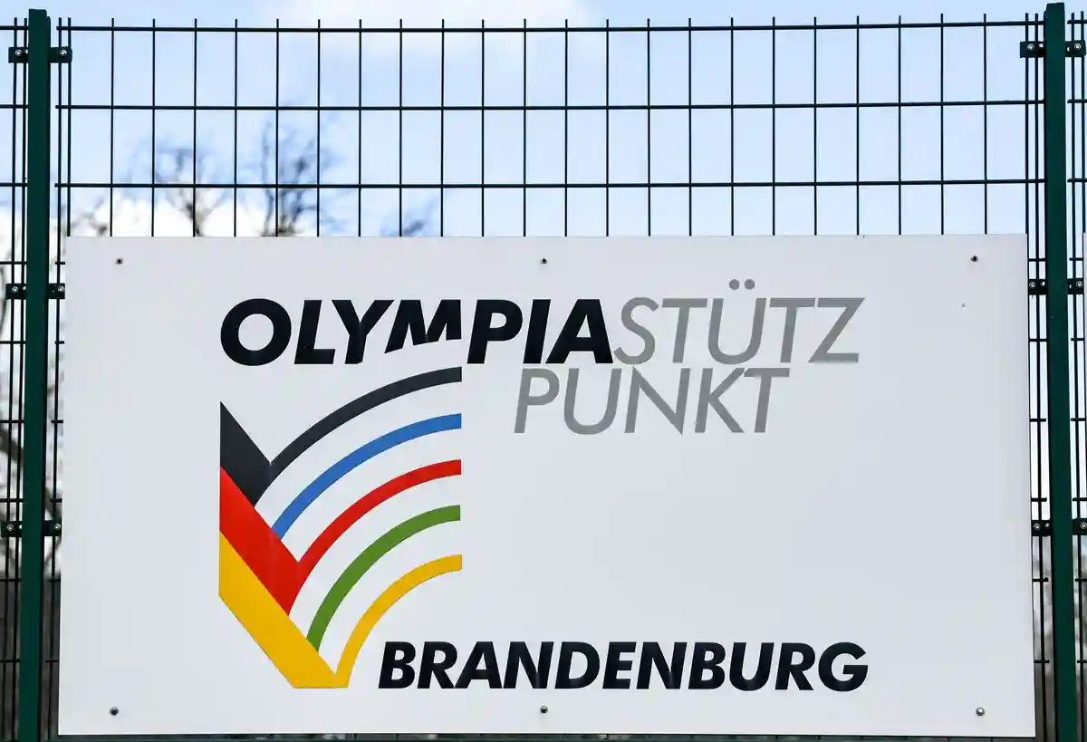 Спортивный парк Люфтшиффхафен:На территории спортивного парка Luftschiffhafen висит табличка с надписью "Olympiastützpunkt Brandenburg".