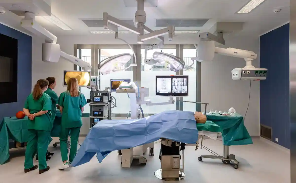 Среда Значительно большее количество амбулаторных операций возможно:Сотрудники больницы стоят в операционной амбулаторного отделения Центрального клинического госпиталя (Zentralklinikum), расположенного в Любеке на территории Университетской клиники Шлезвиг-Гольштейна.
