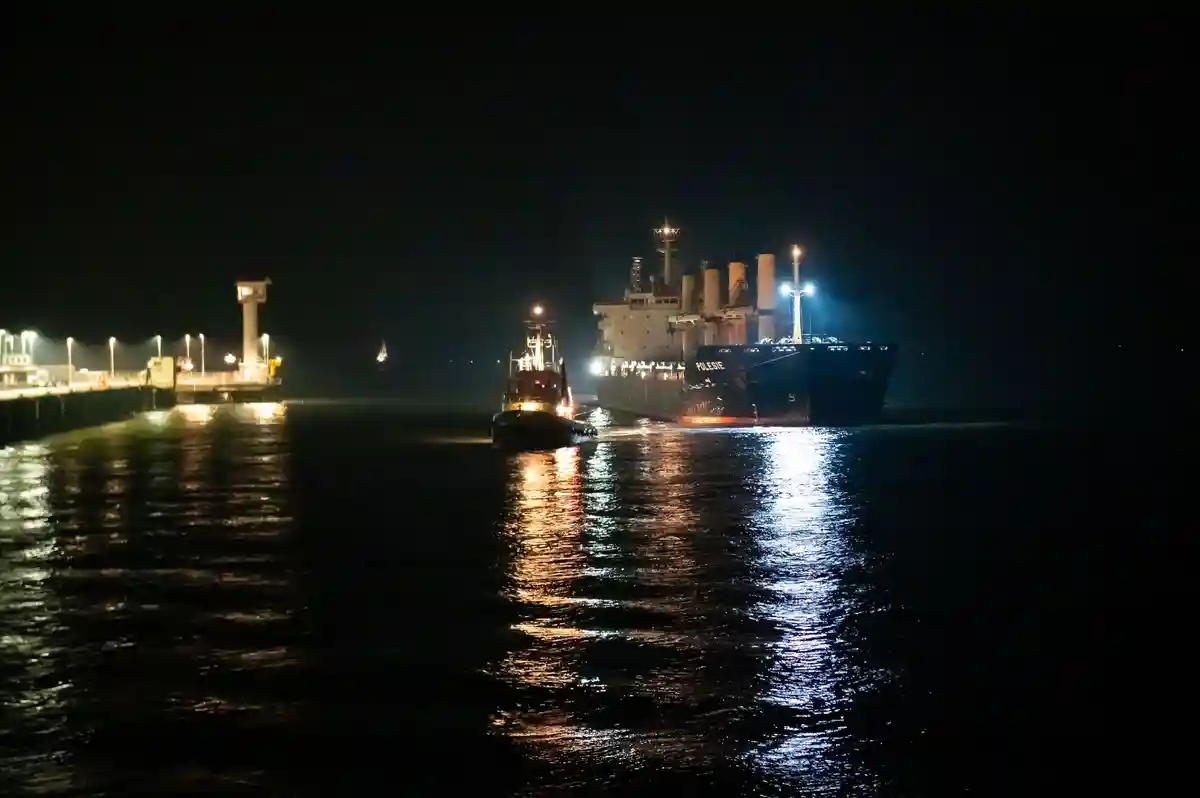 Столкновение грузовых автомобилей:Грузовое судно "Полесье" в течение ночи буксируется двумя буксирами к набережной Курортного моста.