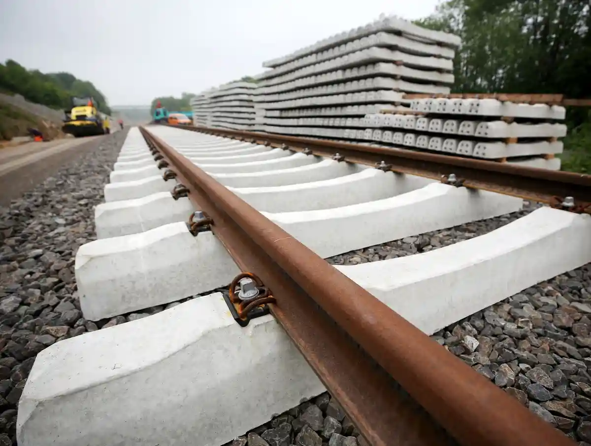 Строительные работы на железной дороге:На железнодорожной ветке между Вупперталем и Меттманном укладываются новые рельсы.
