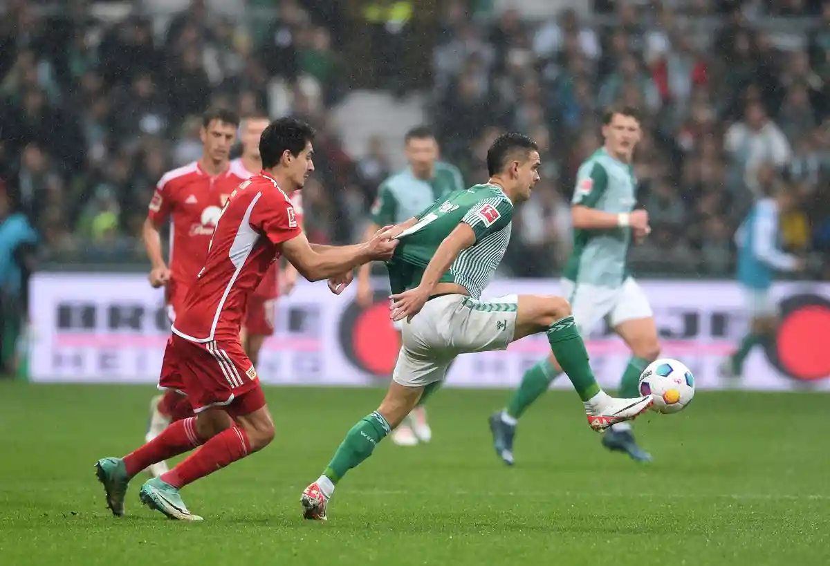 SV Werder Bremen - 1. FC Union Berlin:Рафаэль Борре (р), игрок команды "Вердер Бремен", и Диого Лейте, игрок команды "Унион", борются за мяч.