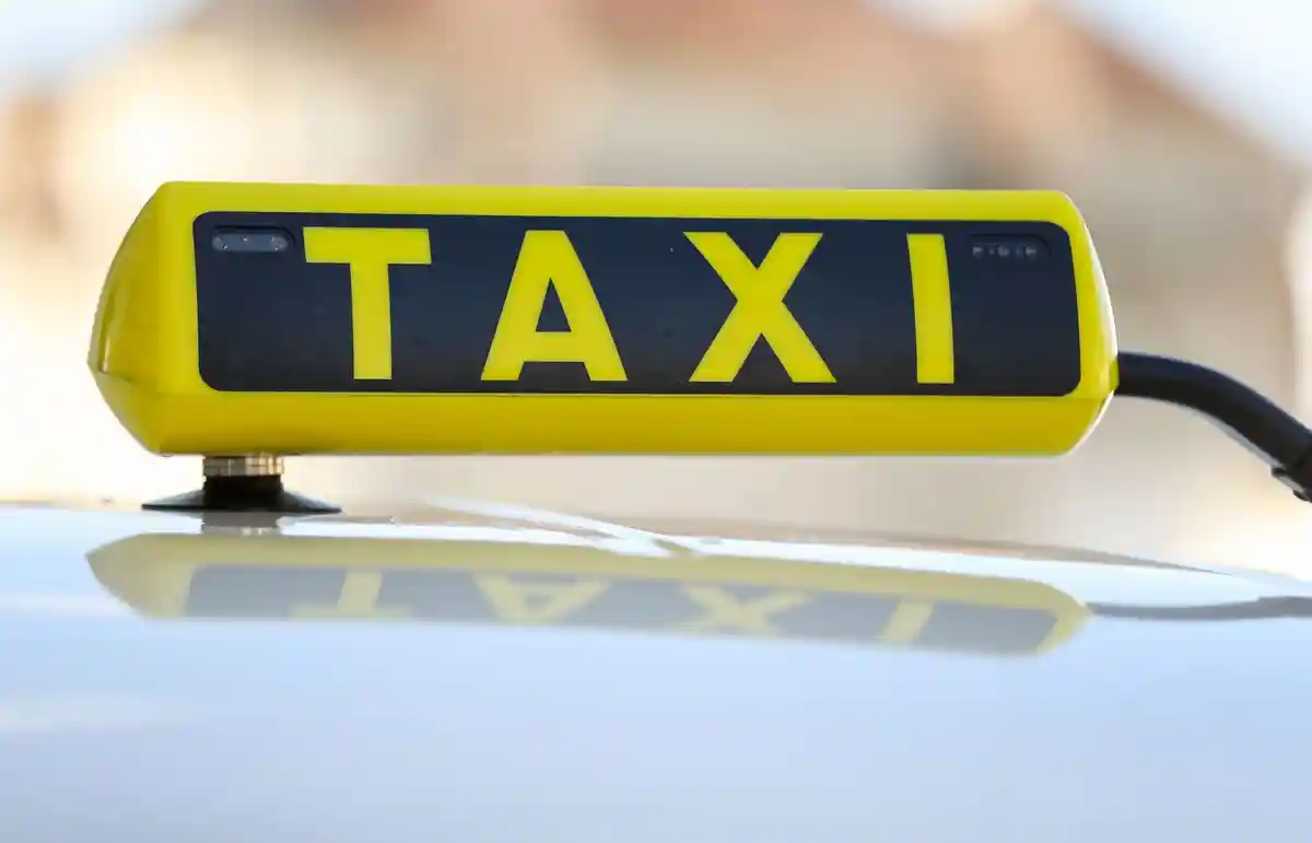 Такси:Знак такси на автомобиле такси.