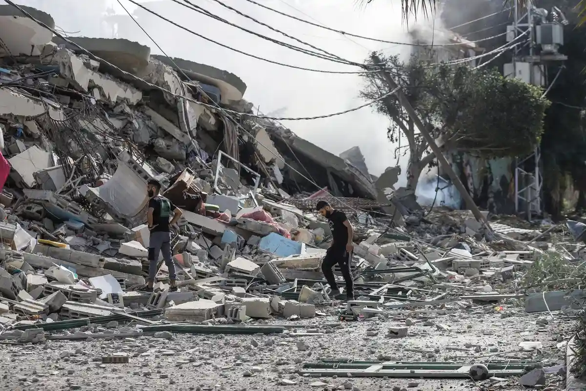 Тель аль-Хава:Палестинцы осматривают завалы после израильской атаки на квартал Тель аль-Хава в секторе Газа.