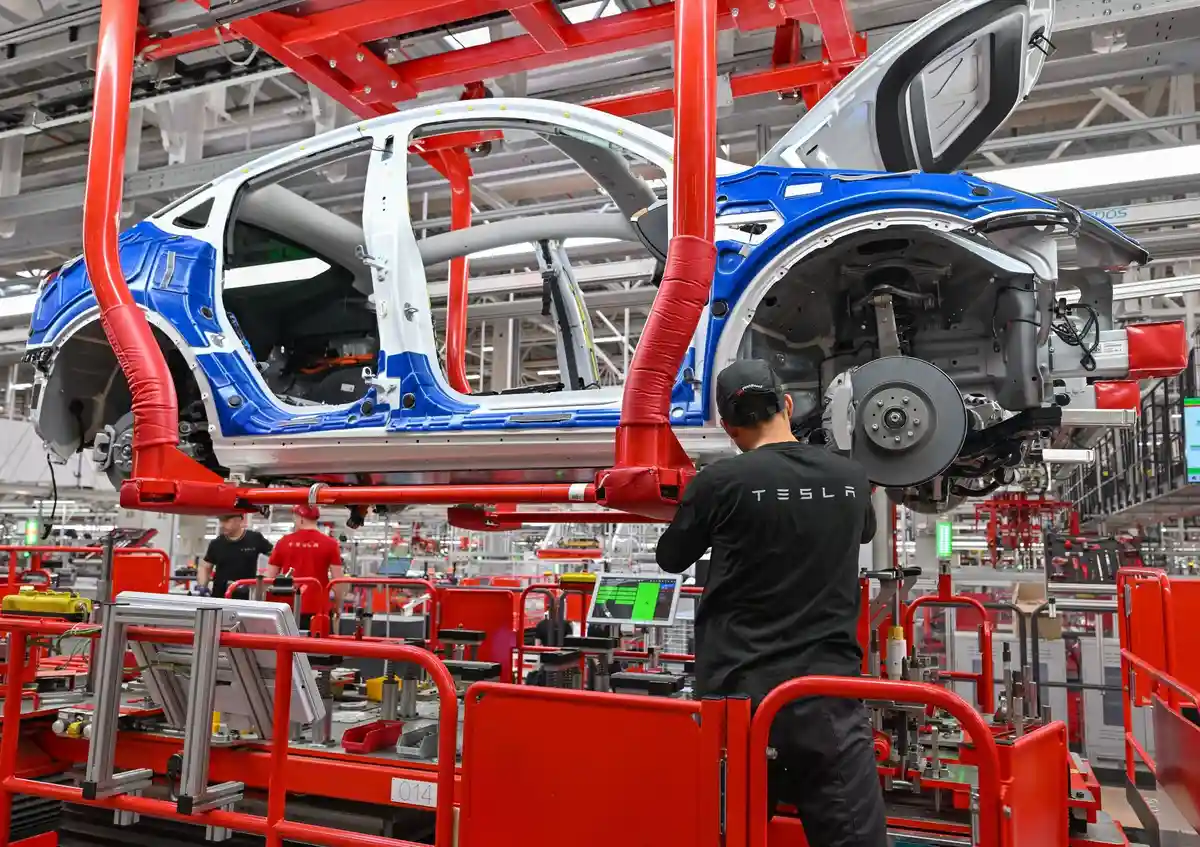 Tesla:Работник завода Tesla в Грюнхайде на производственной линии по выпуску электромобилей Model Y.