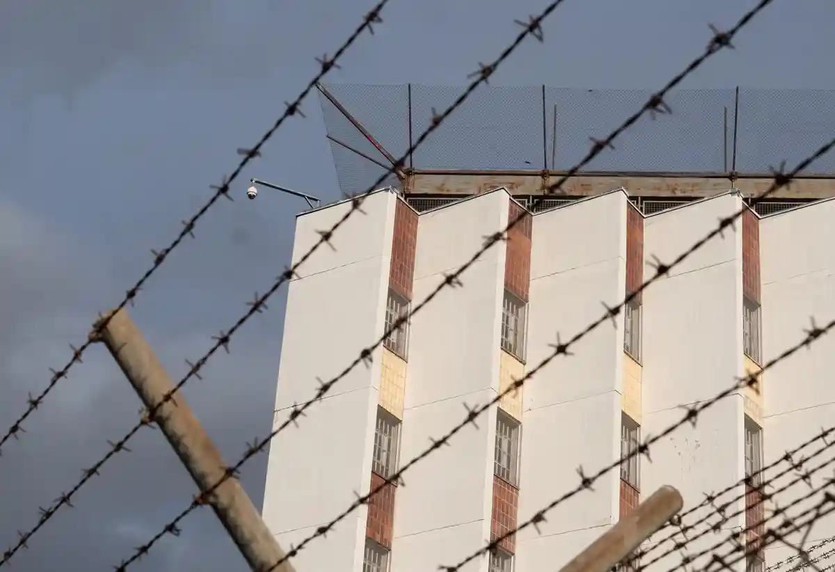 Тюрьма:Забор из колючей проволоки окружает территорию исправительного учреждения.