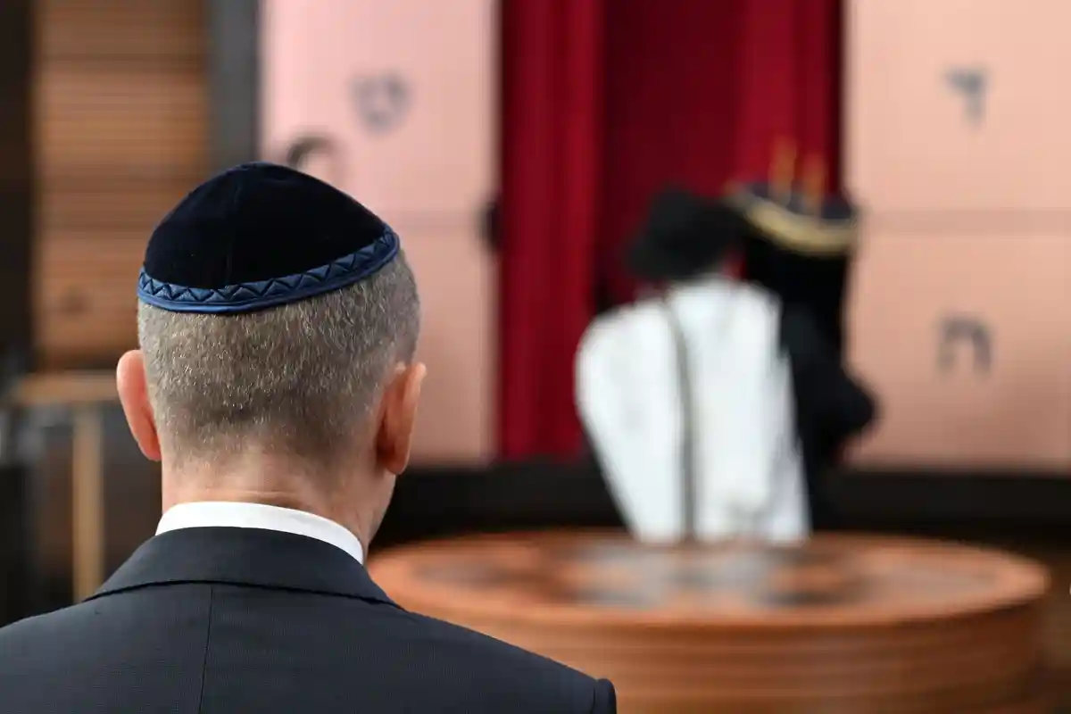 Торжественное открытие вновь построенной синагоги в Дессау-Рослау:Торжественное открытие вновь построенной синагоги в Дессау-Росслау.