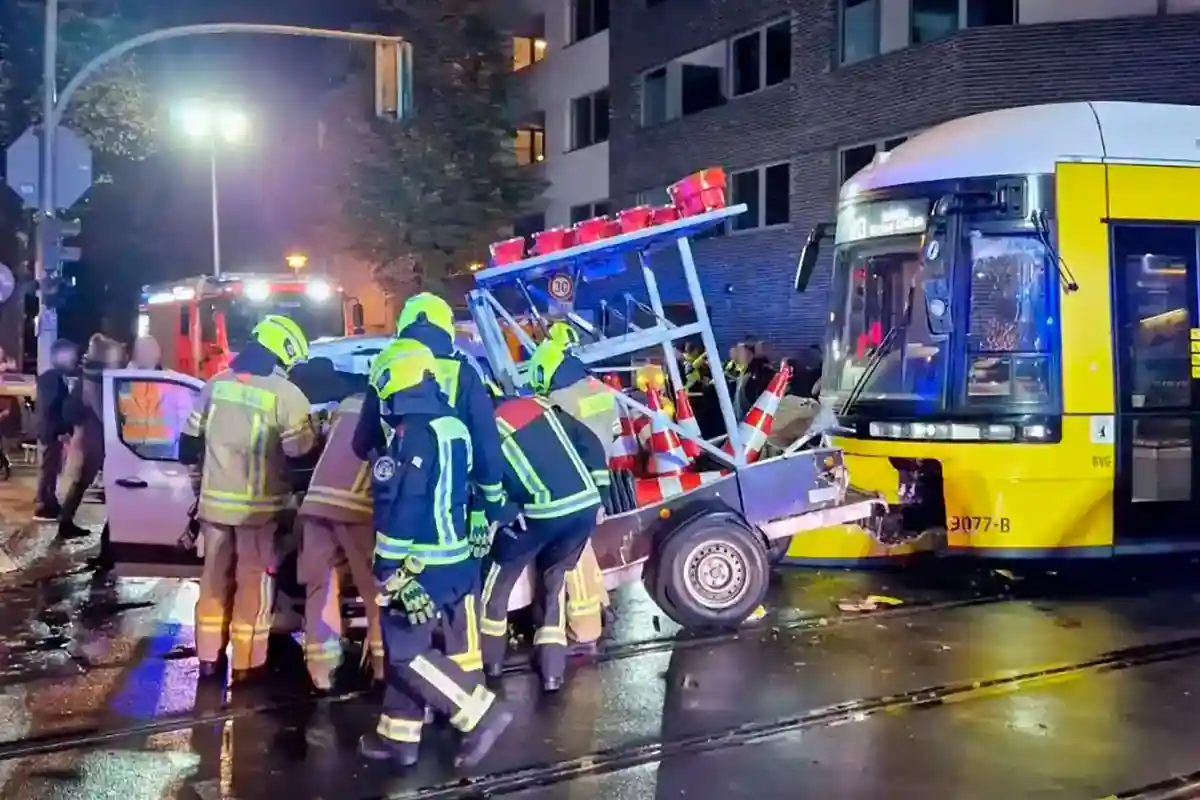 В Вайсензее трамвай столкнулся с двумя автомобилями