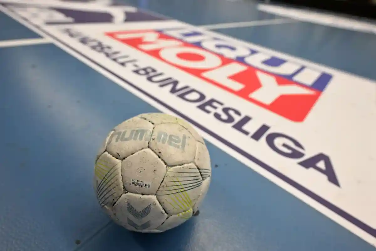 TSV Ганновер-Бургдорф:Гандбольный мяч лежит на игровом поле.