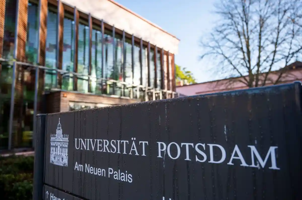 Тысячи кибер-атак ежедневно:На здании Neues Palais висит табличка с надписью "Universität Potsdam".