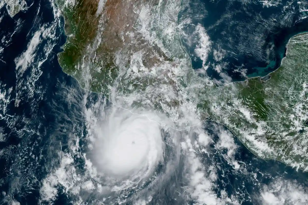 Ураган "Отис" движется к тихоокеанскому побережью Мексики