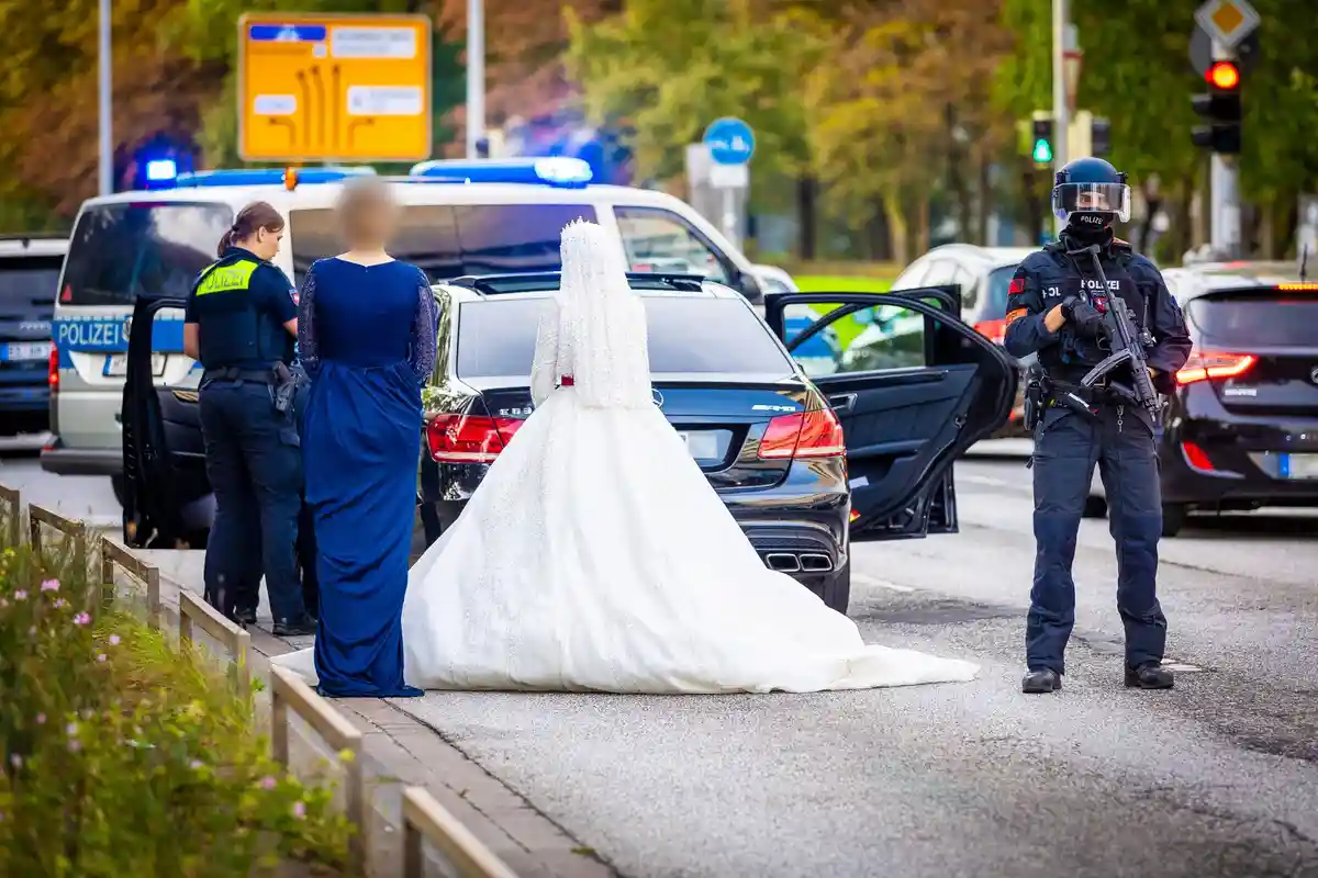 Вооруженные до зубов полицейские обыскивают свадебное шествие