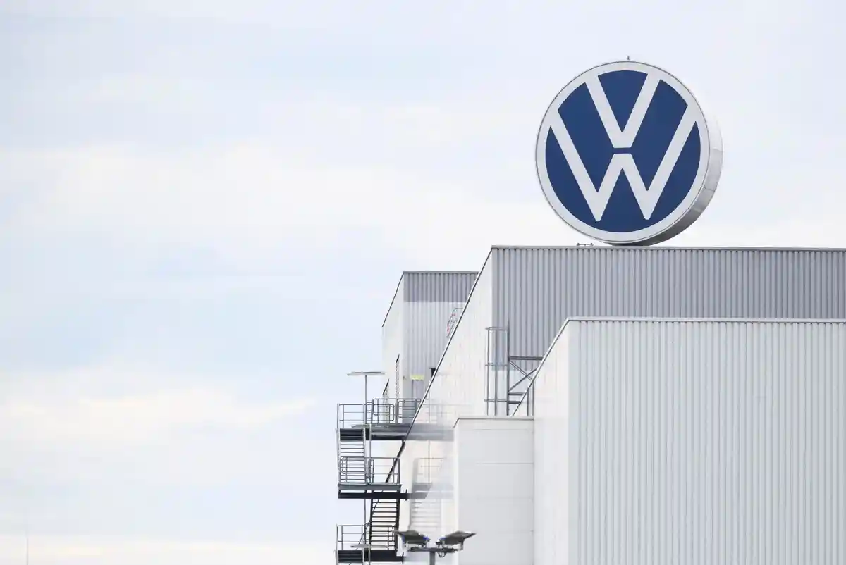Volkswagen:На крыше завода "Фольксваген Коммерческие автомобили" вращается логотип Volkswagen.