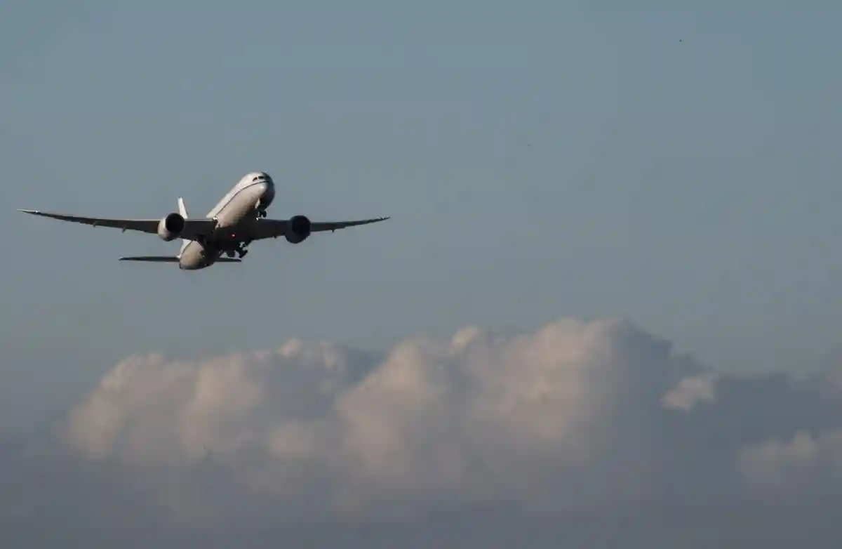 Воздушное движение:Пассажирский самолет взлетает из аэропорта.