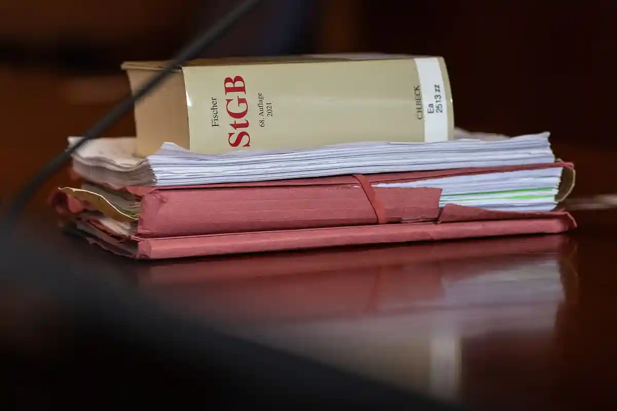 Зал судебных заседаний:Уголовный кодекс и файлы лежат на столе в суде.