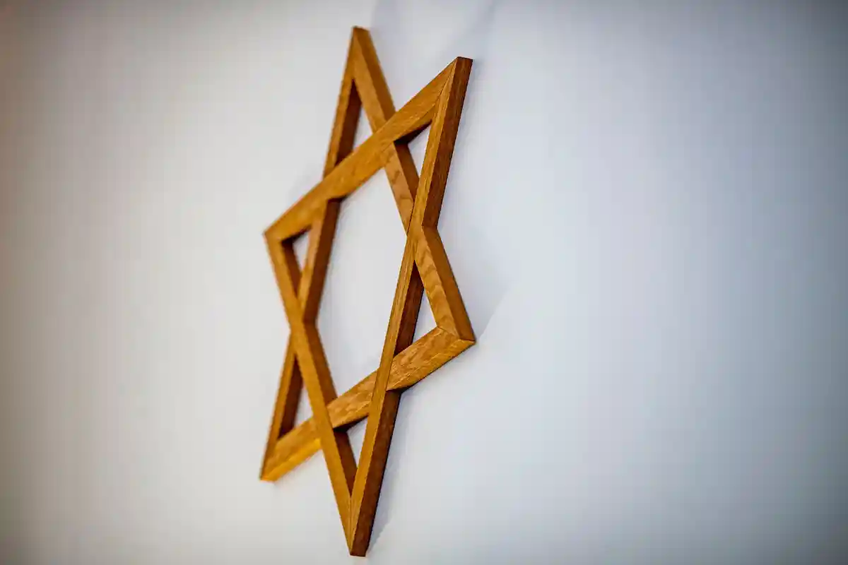 Звезда Давида:Звезда Давида висит на стене в молельной комнате синагоги.
