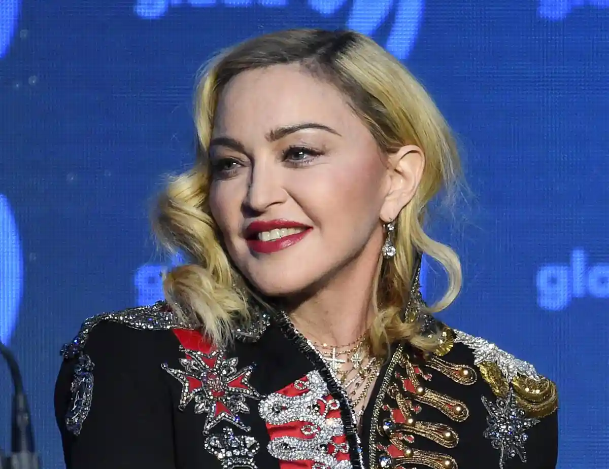 Американская поп-звезда Мадонна:Мадонна также попала в заголовки газет, изменив свою внешность.