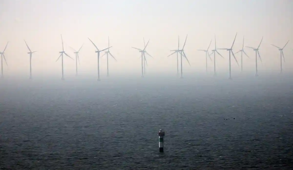 Балтийское море у берегов Копенгагена:Вид на оффшорную ветряную электростанцию у побережья Балтийского моря вблизи Копенгагена.