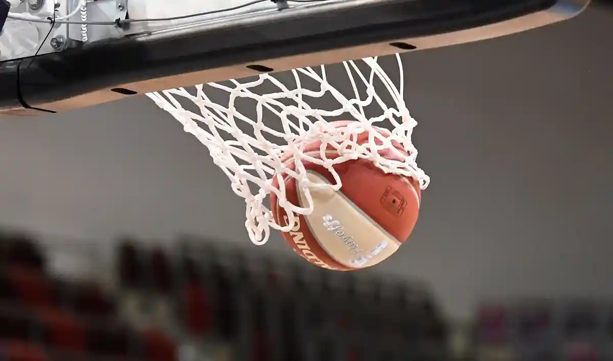 Баскетбол:Баскетбольный мяч попадает в корзину.