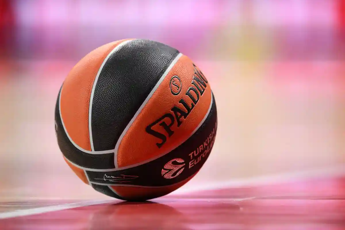 Баскетбол:На арене лежит баскетбольный мяч.