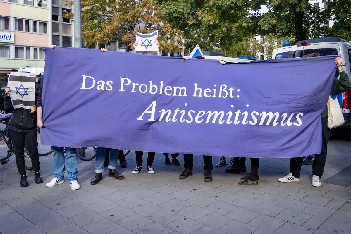 Ближневосточный конфликт:Произраильские контрдемонстранты на демонстрации в поддержку Палестины в Дюссельдорфе.