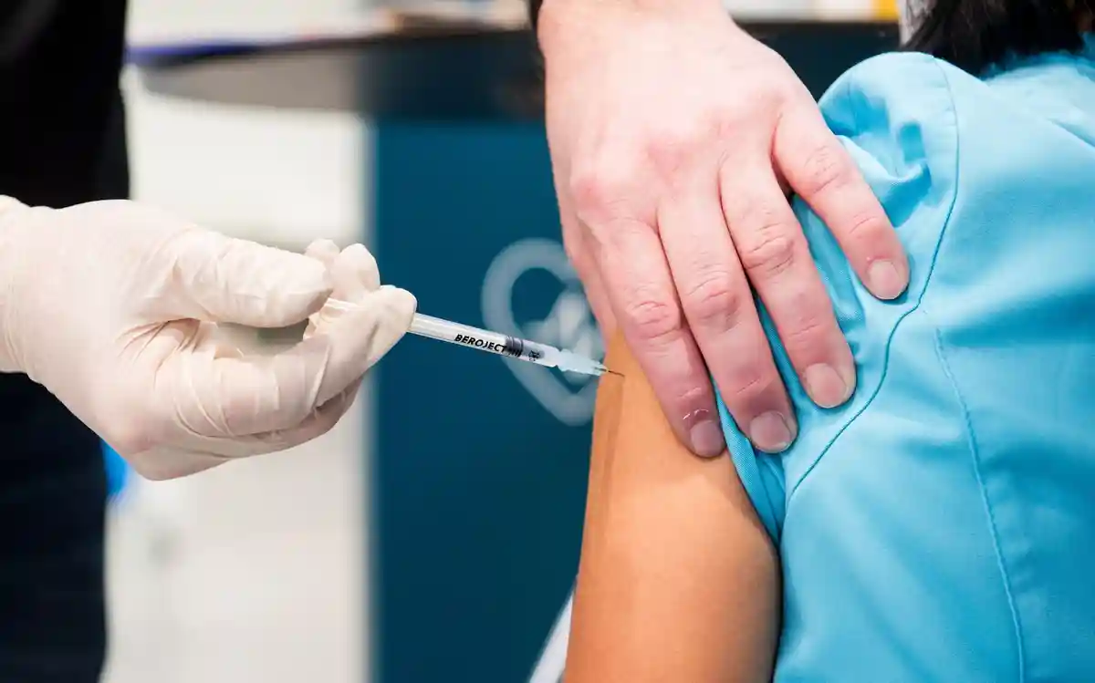 Вакцинация против короны:Женщине делают прививку от короны во время кампании по вакцинации.