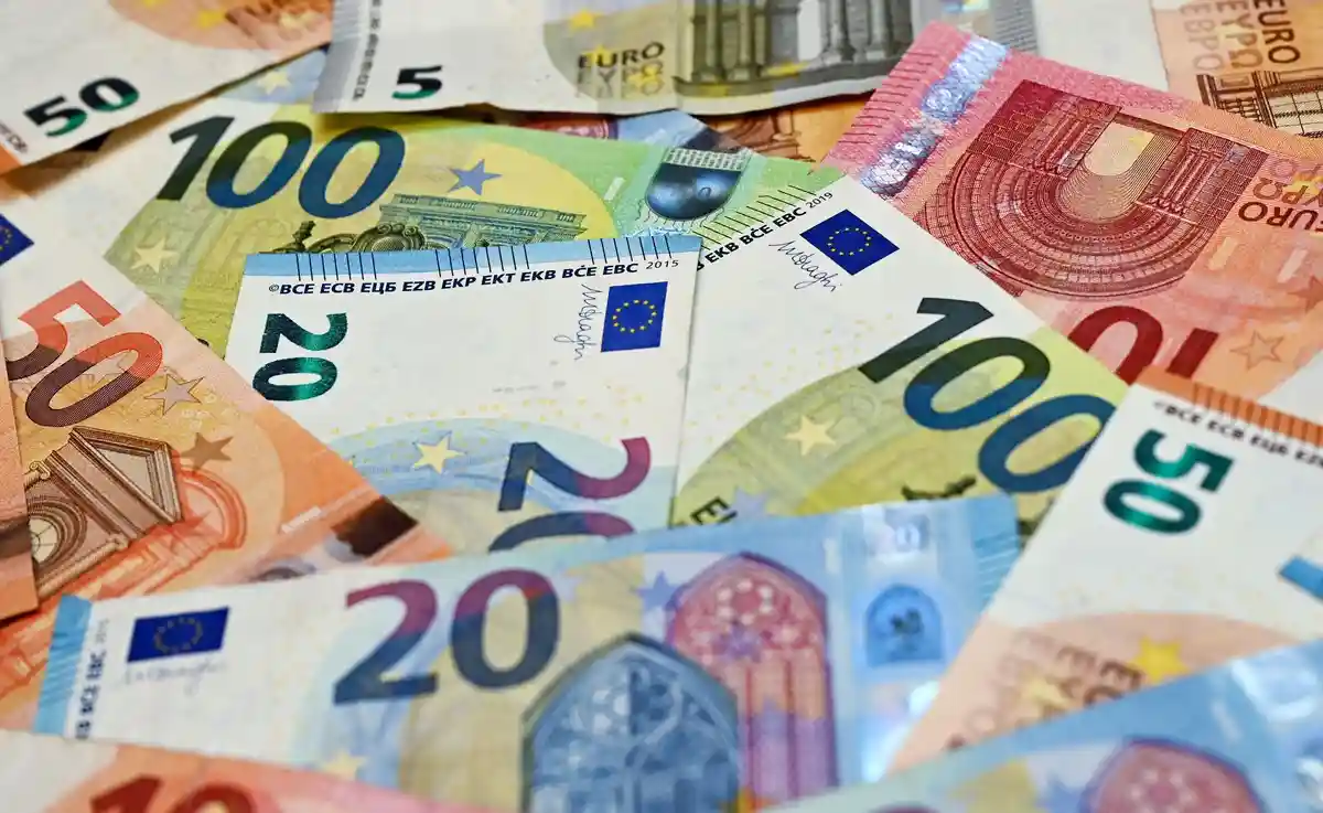 Деньги:На столе лежат банкноты евро.