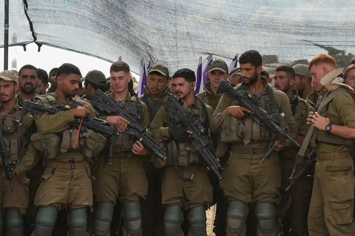 Израильские солдаты:Израильские солдаты слушают министра обороны Израиля Галланта во время визита войск.