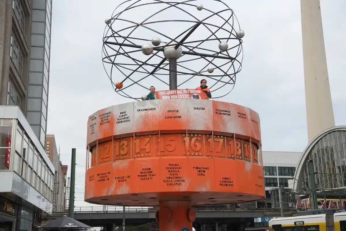 Климатическая акция протеста на Александерплац:Активисты из группы Letzte Generation покрасили часы мирового времени на Александерплац в оранжевый цвет.