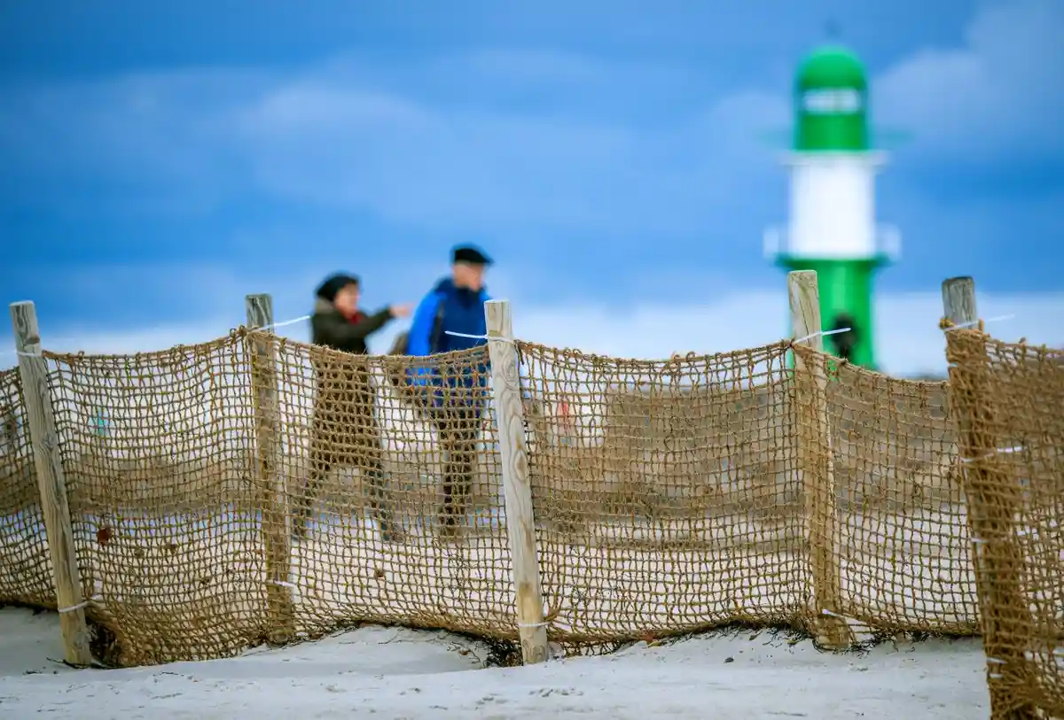 На пляже в Варнемюнде появились экологические ограждения