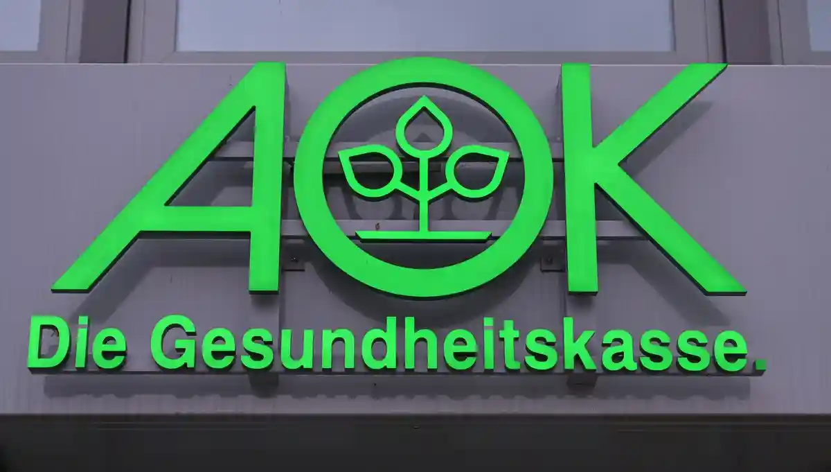 Медицинское страхование AOK:На одном из зданий виден логотип AOK - Allgemeine Ortskrankenkasse.