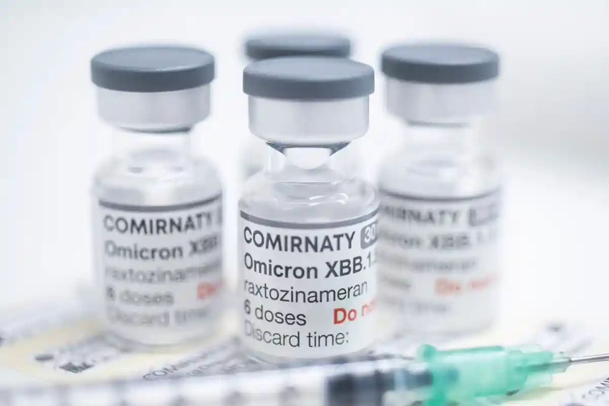 Новая вакцина Corona:Баночки по шесть доз новой адаптированной вакцины "Корона" компании Biontech/Pfizer.
