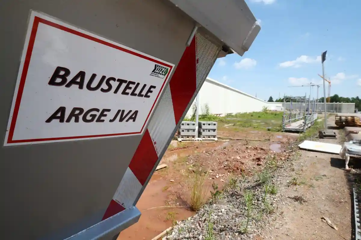 Новое здание тюрьмы в Цвиккау:"Baustelle ARGE JVA" написано на строительном контейнере на площадке.