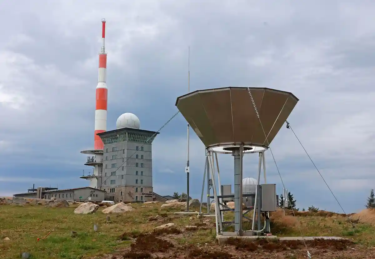 Погода в горах Гарц:Темные облака проходят над Брокеном и измерительными приборами метеостанции.