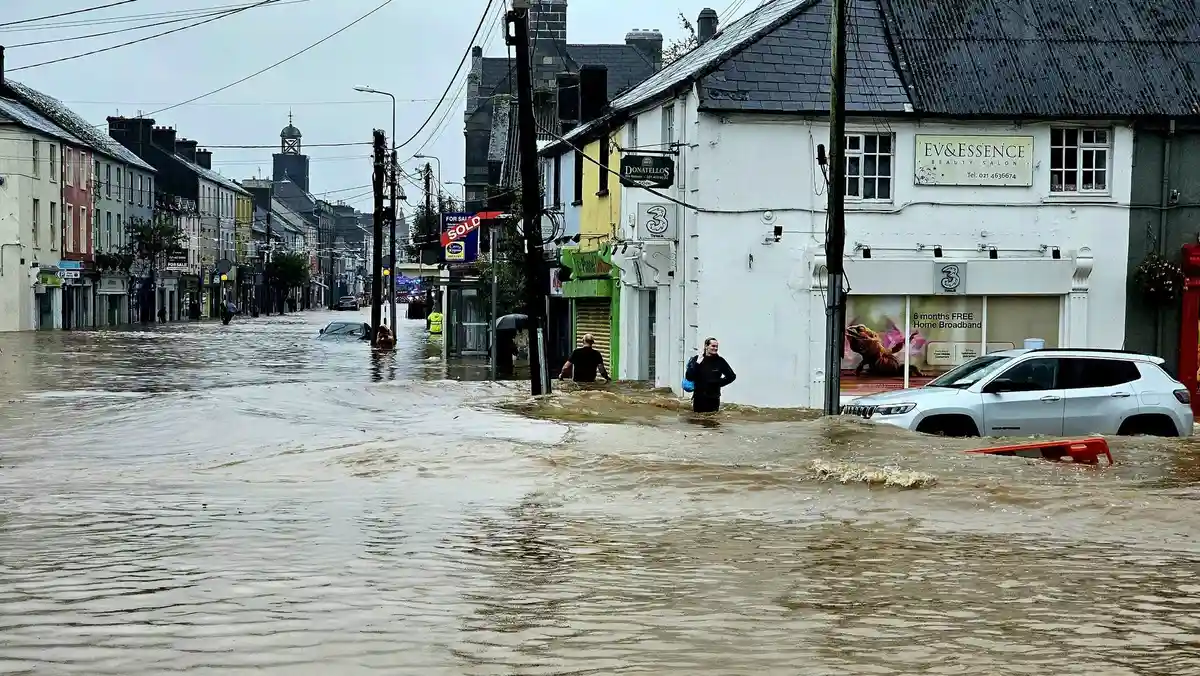 Погода - Ирландия:Наводнение в районе Мидлтона. В результате шторма "Бабет" там было затоплено более 100 домов.