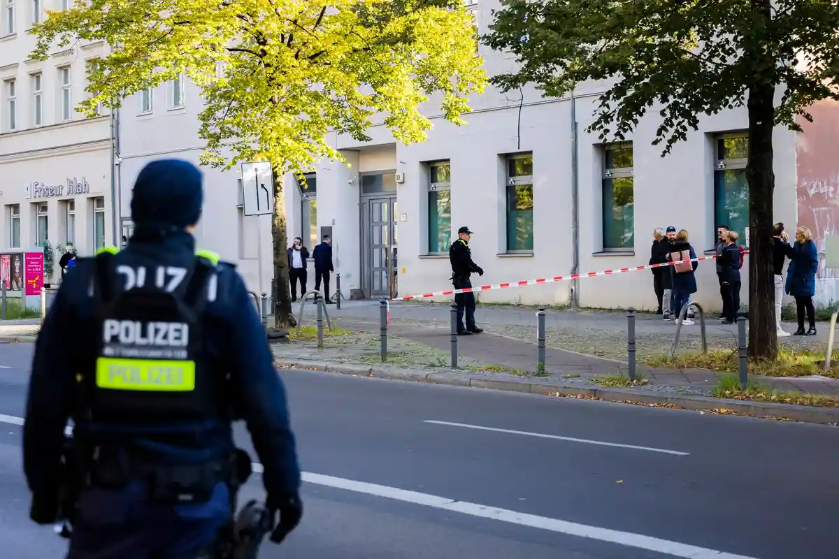 Попытка поджога:Полицейские стоят перед зданием еврейской общины "Кахаль Адасс Йисроэль" в Берлине.