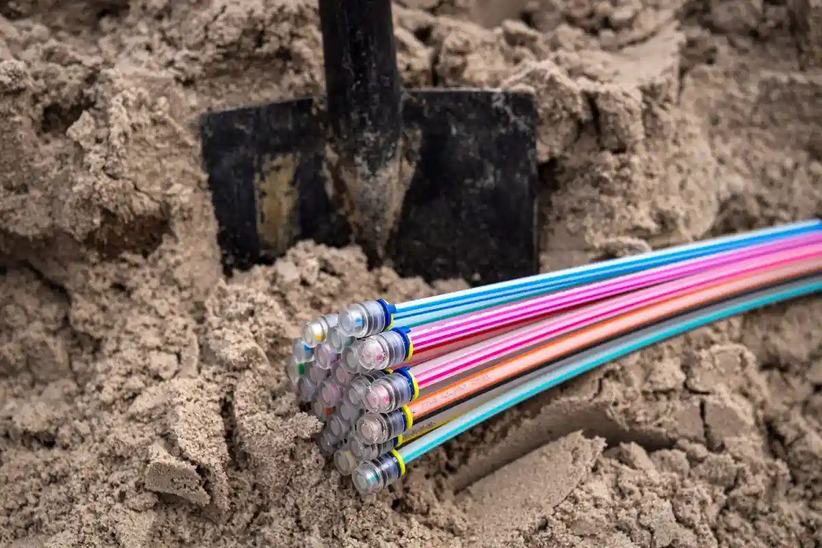 Расширение широкополосного доступа:Оптоволоконные кабели лежат на строительной площадке.