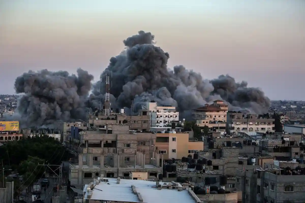 Сектор Газа:Шлейфы дыма поднимаются над сектором Газа после израильских авиаударов.