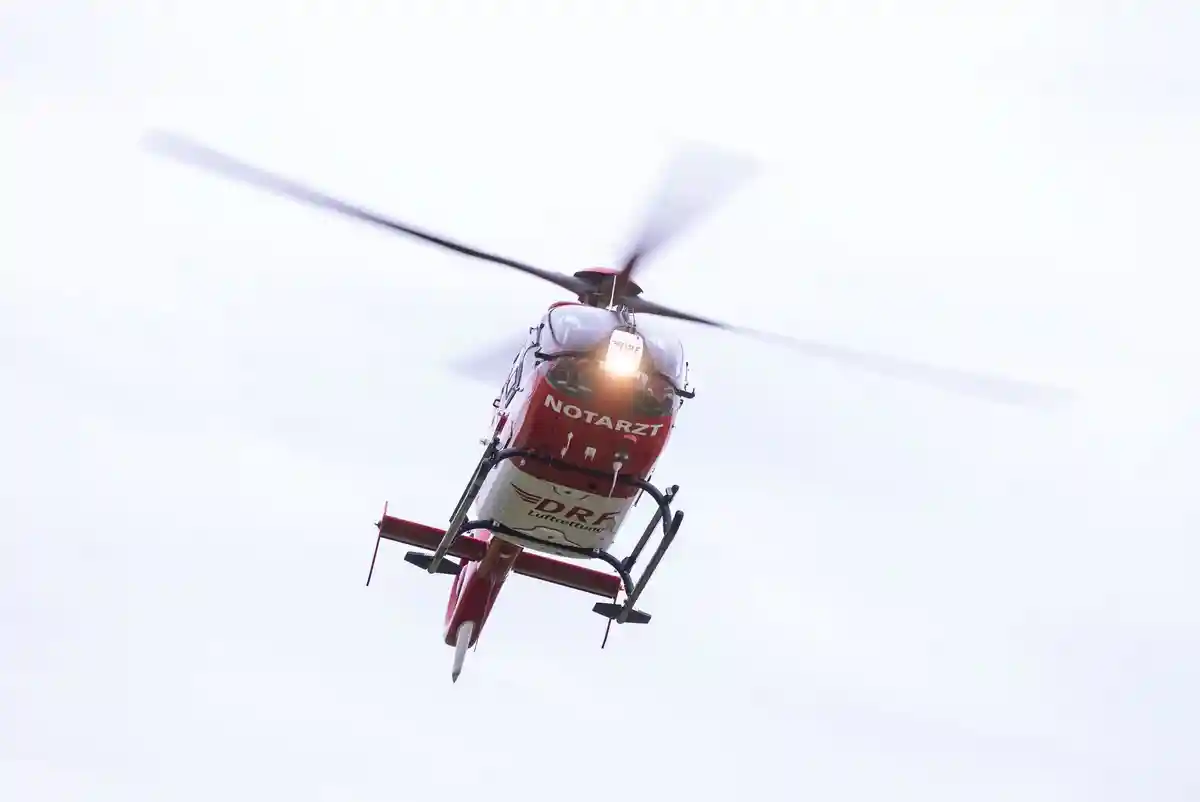 Спасательный вертолет:Спасательный вертолет заходит на посадку.